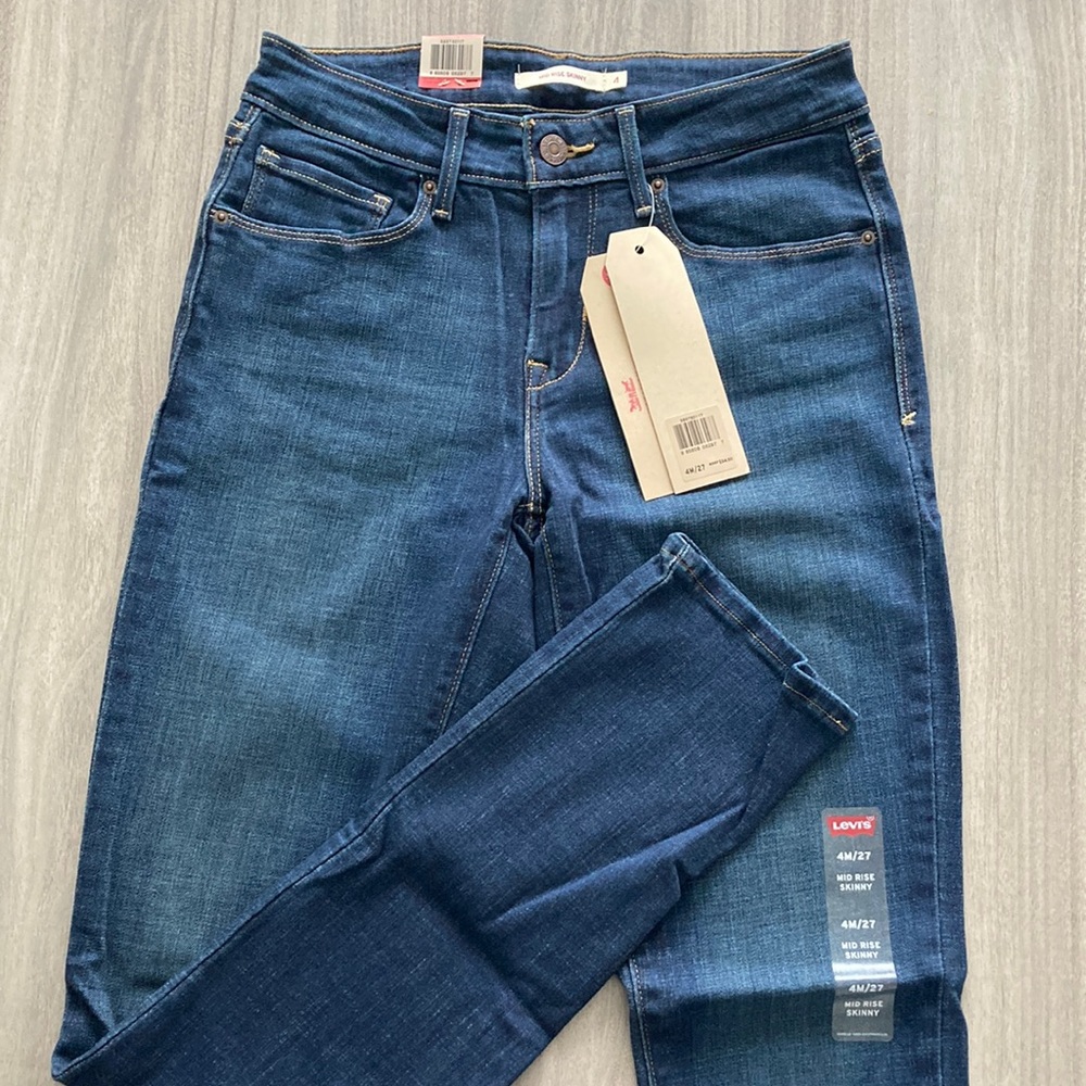 NWT Levi’s mid rise skinny. Size 27.